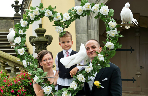 Familienfoto eines Brautpaares mit unserem großen Roßenherz vor der Friedrichsburg auf der Festung Königstein.